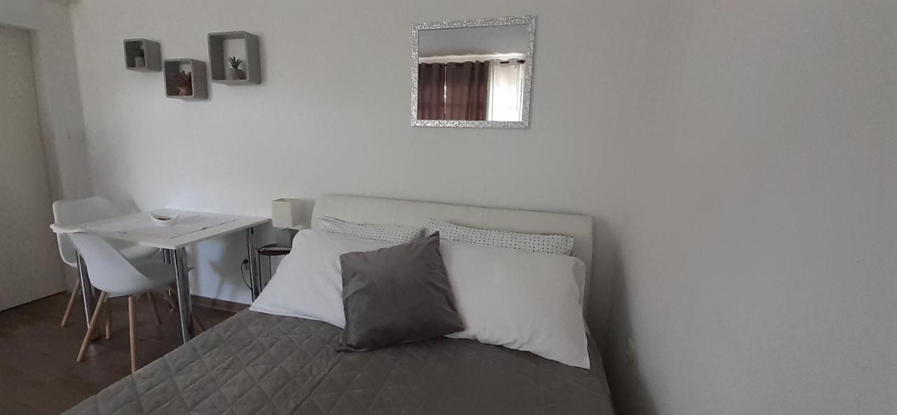 Sukošan Studio Bianca - Studio With Terrace Near The Sea מראה חיצוני תמונה